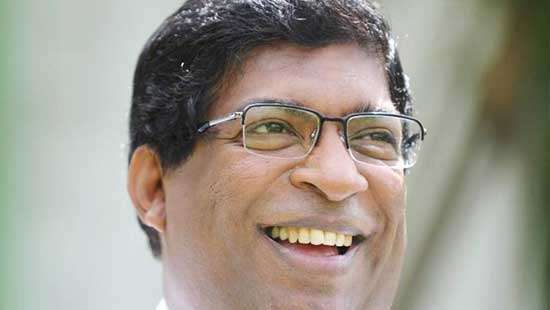 Former Minister Ravi Karunanayake, wife and daughter granted bail over Salley’s Case