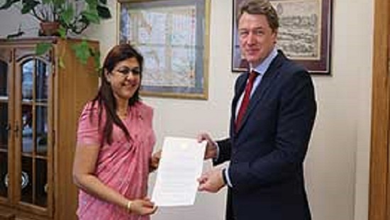 Ambassador Prof. Janitha A. Liyanage presents copies of credentials to the Republic of Belarus