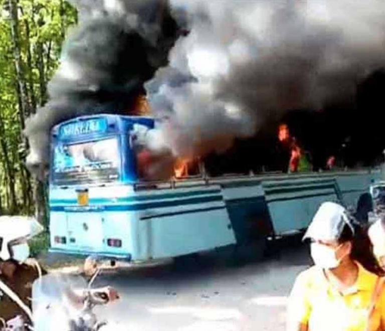 Man dies in a road accident – Relatives set fire to the bus (VIDEO)