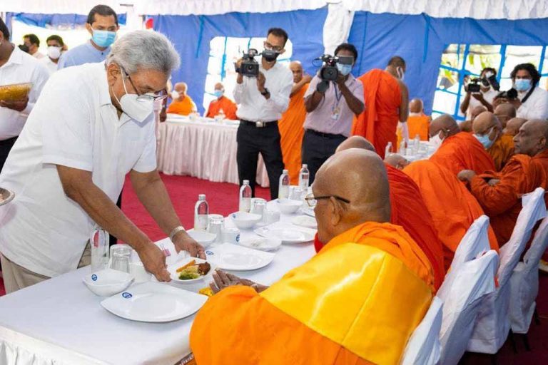 President visits Abhayarama Temple (PHOTOS)