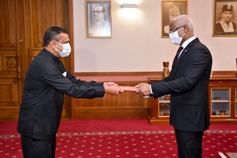 Sri Lanka’s Envoy to Maldives presents credentials to President Solih