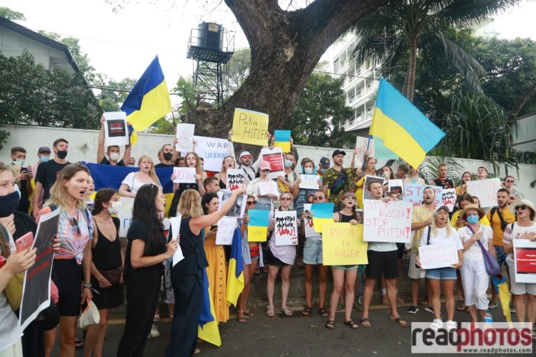 “Stop Putin” – Ukrainians in SL protest in front of the Russian Embassy in Colombo