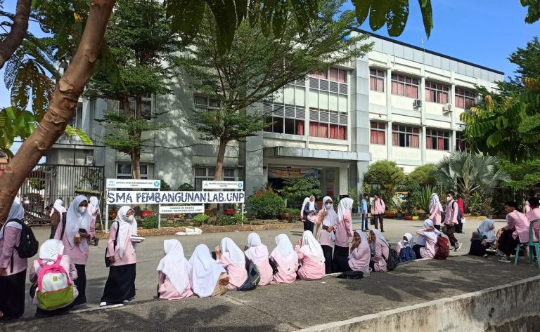 Quake rattles Indonesia’s Sumatra island killing at least 2 people