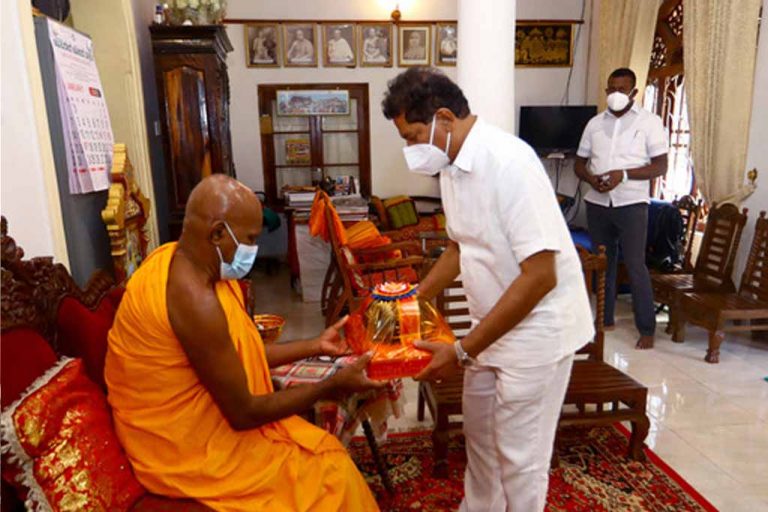 Secretary to the President Gamini Senarath visits Malwathu – Asgiri Chief Prelates, and receives blessings