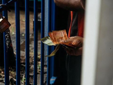 Insolvent Sri Lanka should swap its central bank with currency board