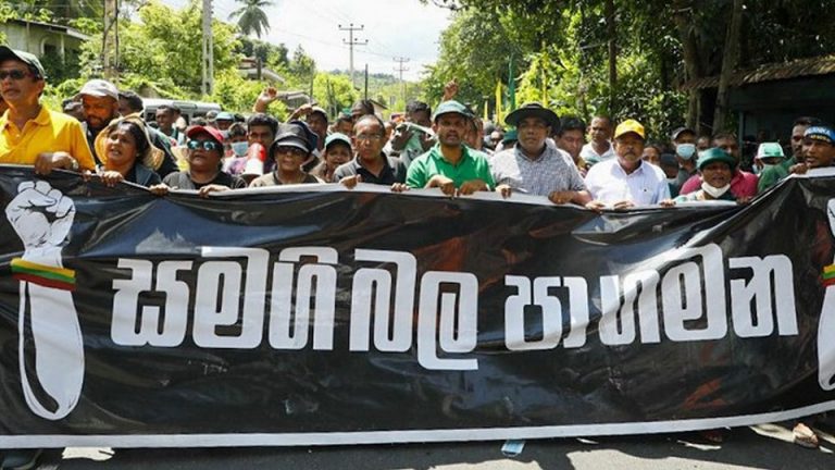 Health staff members stage protest in front of Ministry (VIDEO)