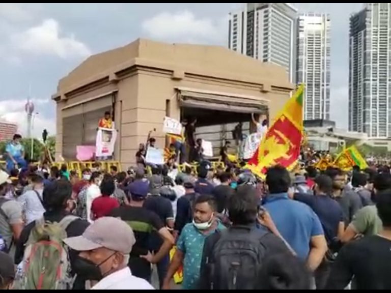 Public protest grows in front of Presidential Secretariat (VIDEO)