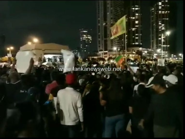 Anti-government protest continues despite bad weather (VIDEO)