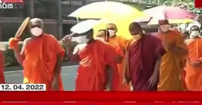 A march in support of the government commenced from Nelum Pokuna premises