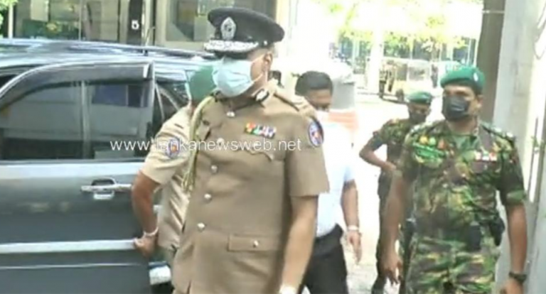 Civil activists protest against IGP when visiting Human Rights Commission! (VIDEO)