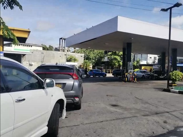 Fuel queues on New Year Day (VIDEO)
