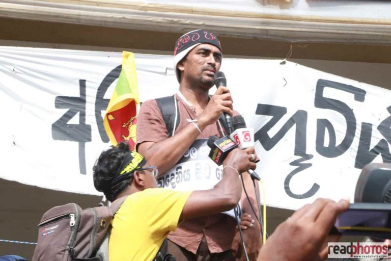 School teacher who came on foot from Padeniya arrives in Galleface today! (PHOTOS)