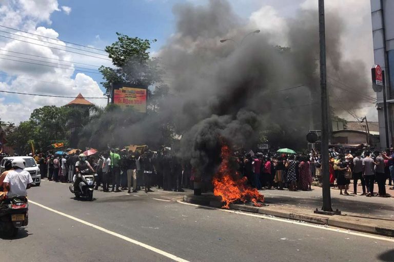 Wathupitiwala and Malwatta EPZ workers join protest in Nittambuwa (VIDEO)