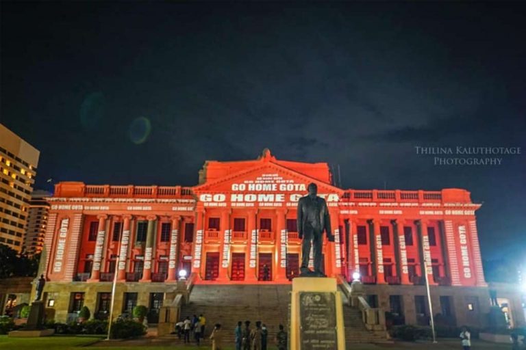 Presidential Secretariat worn digital projection of anti-government slogans in historic event (PHOTOS)