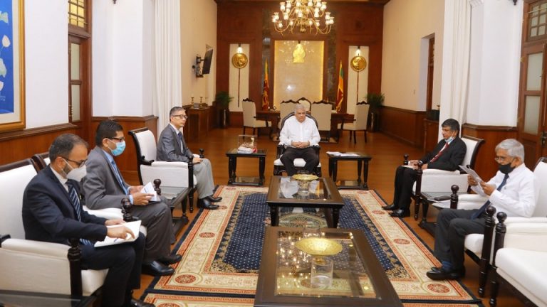 PM Continues Discussions to Solve Economic Crisis