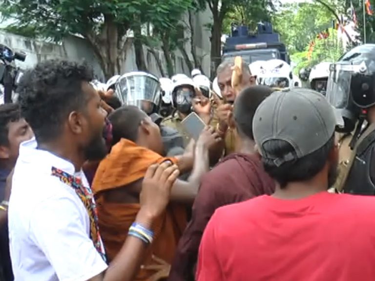 Police dissolve IUSF protest at Isurupaya! (VIDEO)