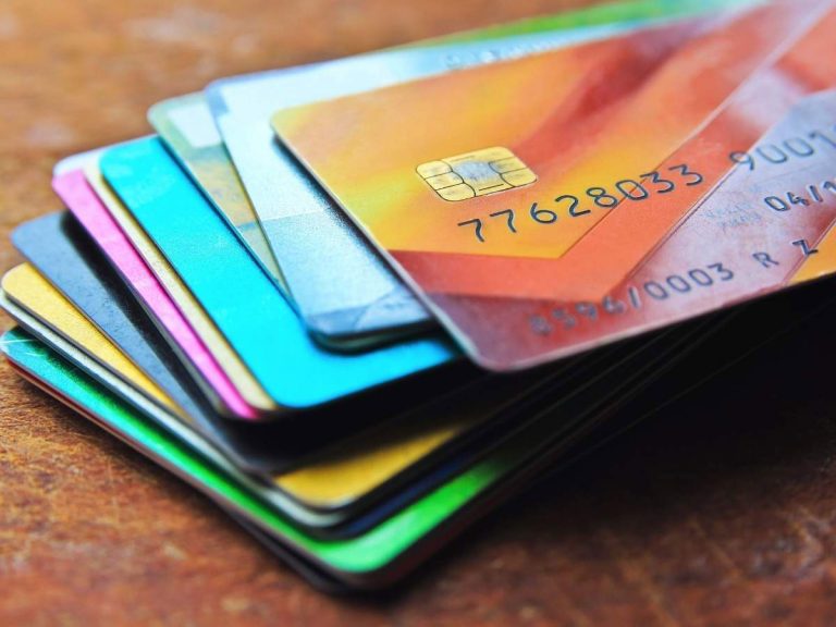 Sri Lankans reduce the use of credit cards in economic downturn