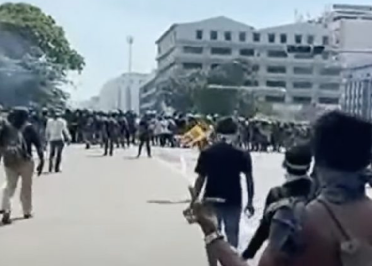 People’s Protest: Situation heats up at York street. Police fires into the air