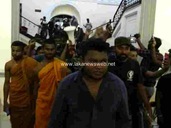 Protesters leave President’s House, vow a comeback if Rajapaksa refuses to step down! (VIDEO)