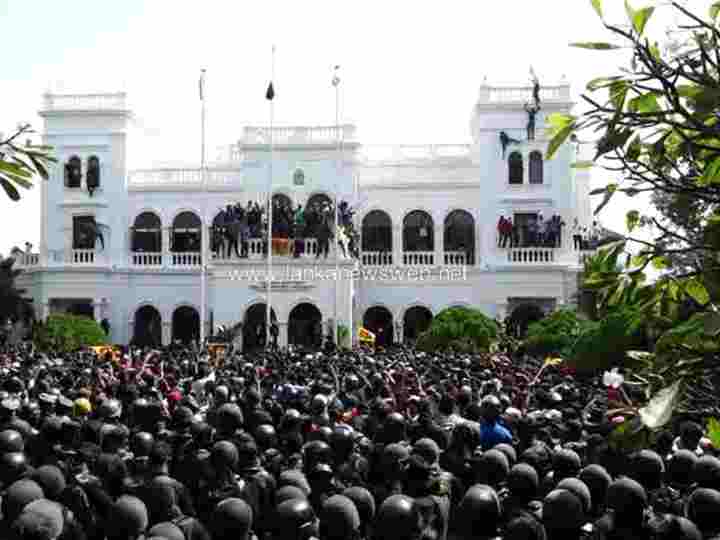 Protesters take a step back and hand over state buildings