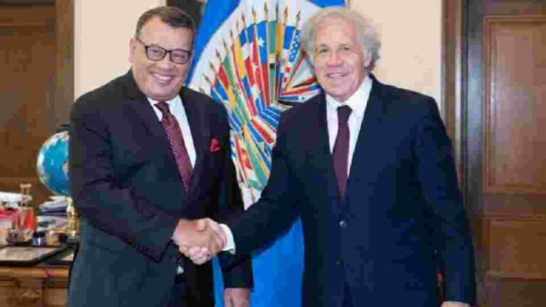 Ambassador Samarasinghe presents credentials to the Organization of American States