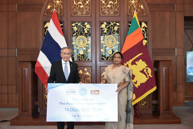 Ambassador of Sri Lanka symbolically receives donations from Minister of Foreign Affairs of Thailand