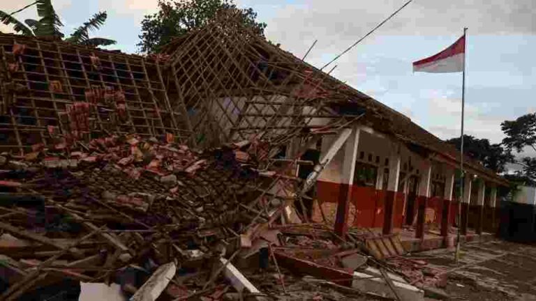 Java earthquake kills 162 and injures hundreds