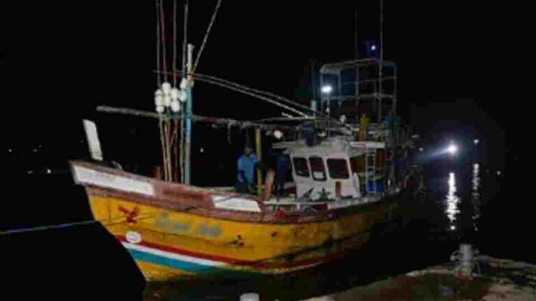 Navy seizes trawler smuggling over 300kg of heroin