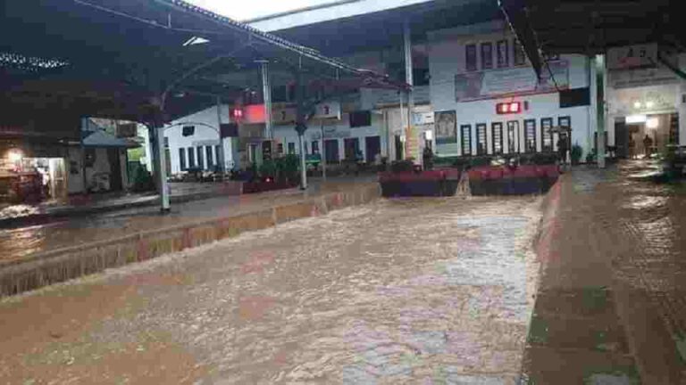 Flooding caused by adverse weather takes over Kandy!