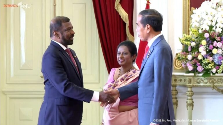 Ambassador of Sri Lanka presents credentials to the President of the Republic of Indonesia