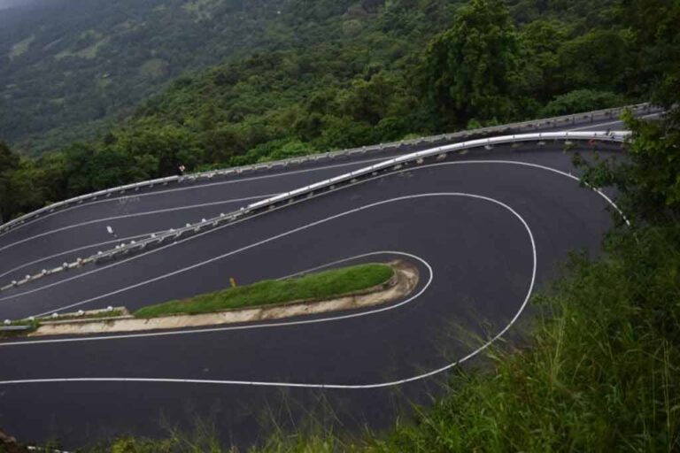 Kandy – Mahiyanganaya Road closed from 18 Bends Road