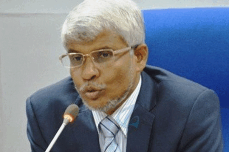 Environment Minister publicly threatens govt employees of East! (VIDEO)