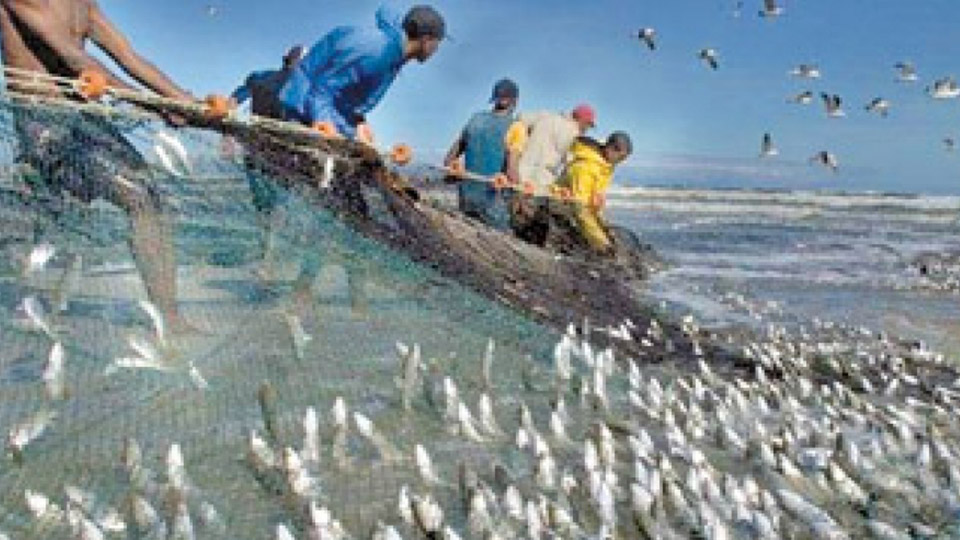 President Holds Talks with Protesting Madel Fishermen, Protest Called Off