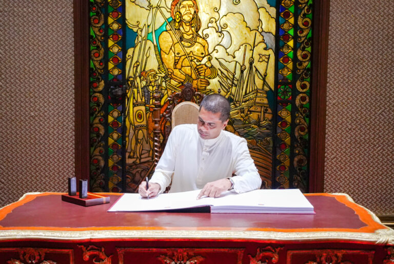 Ambassador Dr. Chanaka Harsha Talpahewa presents credentials to the President of the Republic of the Philippines