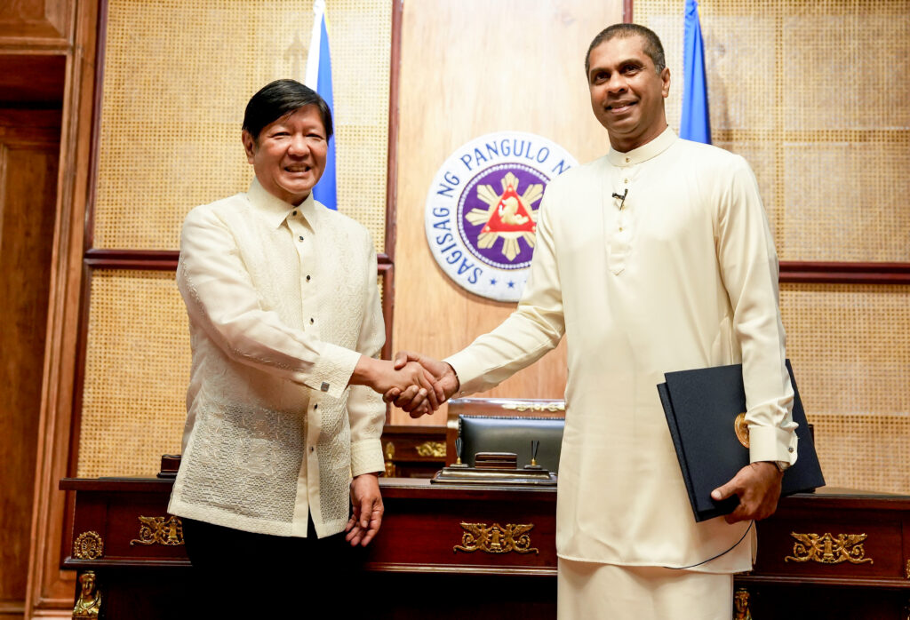 Ambassador Dr. Chanaka Harsha Talpahewa presents credentials to the President of the Republic of the Philippines