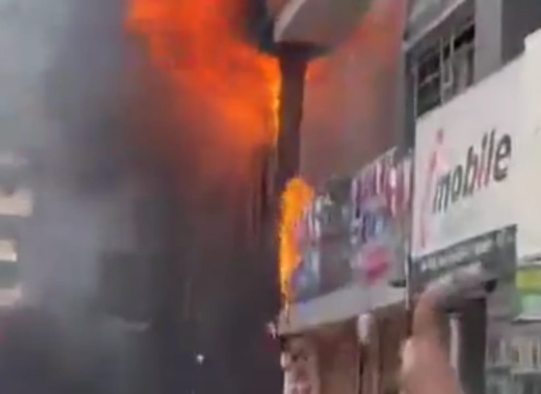 Fire Erupts at Clothing Store in Pettah