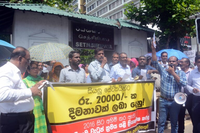Government employees stage protest demanding relief from Budget! (PHOTOS)
