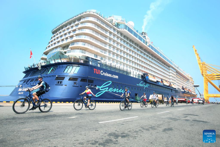 Three cruise ships bring 4,000 passengers to Colombo