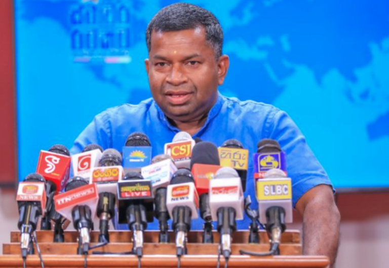 State Minister Grants Land Deeds to Beneficiaries in Eastern Province