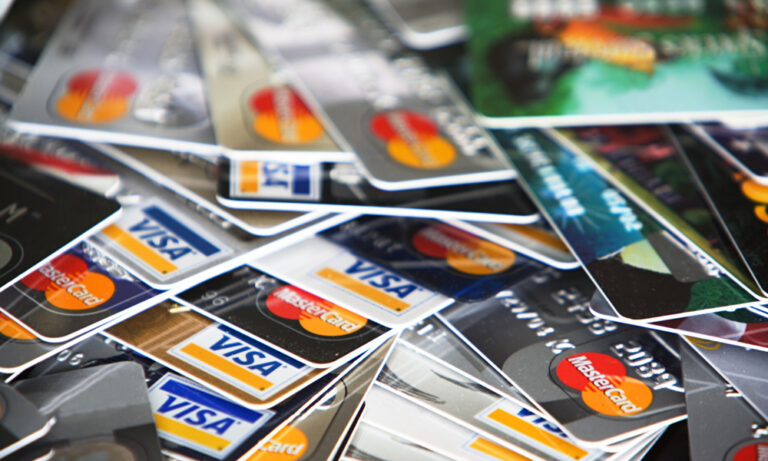 Sri Lankans credit card spending and card base continue down fall