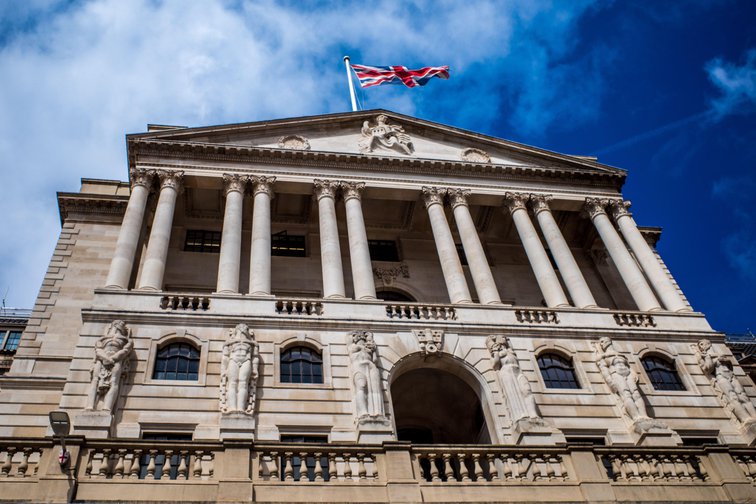 Central banks making banks richer at a loss to tax payers? Monetary independence questioned