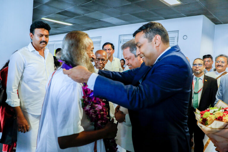 State Minister Tennakoon receives Spiritual Leader Gurudev Sri Sri Ravi Shankar at BIA