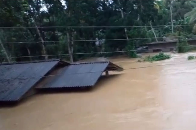 Flooding ravages Millakanda and Pitabeddara areas, leaving main roads inundated