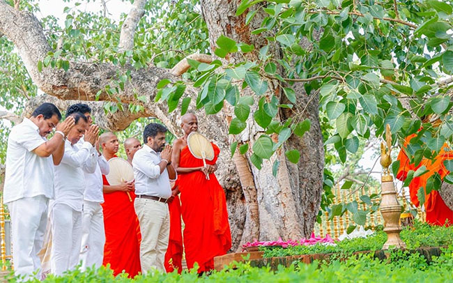 President receives blessings at sacred Jaya Sri Maha Bodhi