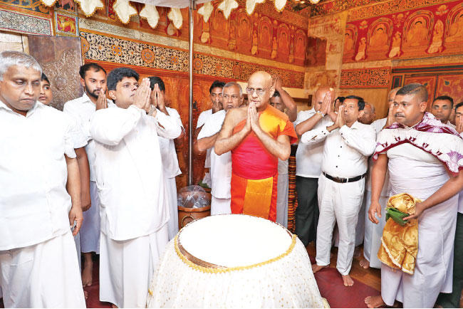 Aluth Sahal Mangalyaya celebrated at Temple of Tooth Relic with traditional rituals