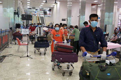 Sri Lanka sets new record with over 312,000 workers going abroad in 2024