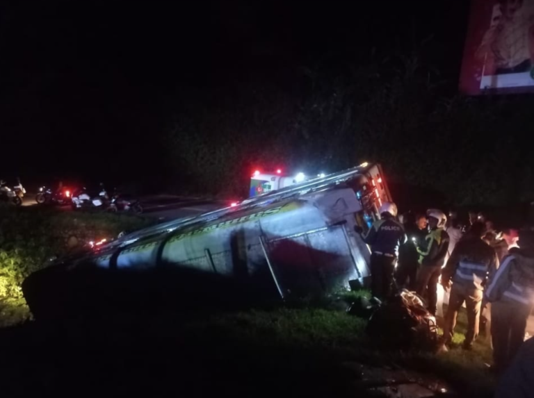 23 Injured as Private Bus Overturns on Nuwara Eliya–Kandy Road