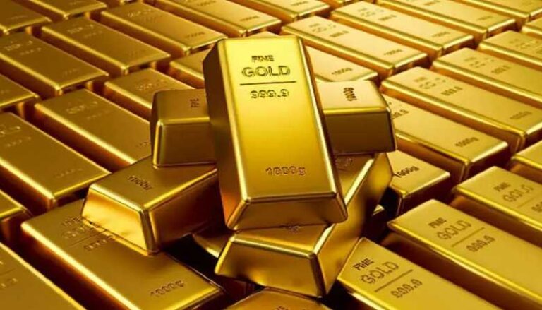 Gold Breaks $4,400 Barrier as Investors Flock to Safe Havens