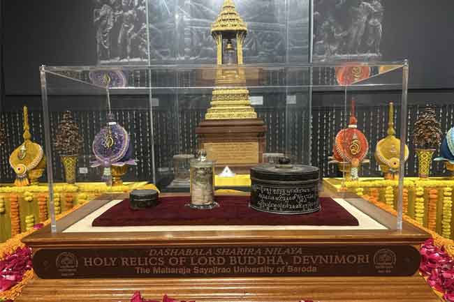 Devnimori Buddha Relics Draw Devotees to Gangaramaya for Sixth Day