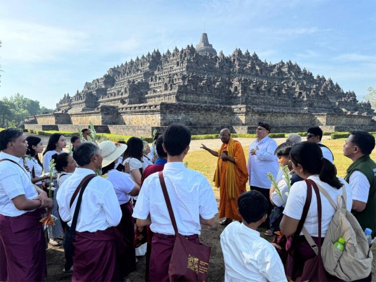 Sri Lankan Buddhist Delegation Strengthens Cultural Links Through Visit to Borobudur